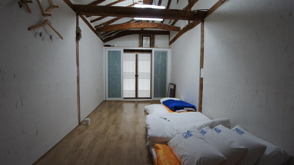 1928 Suimmaru Hanok Guesthouse Jeonju Bilik gambar